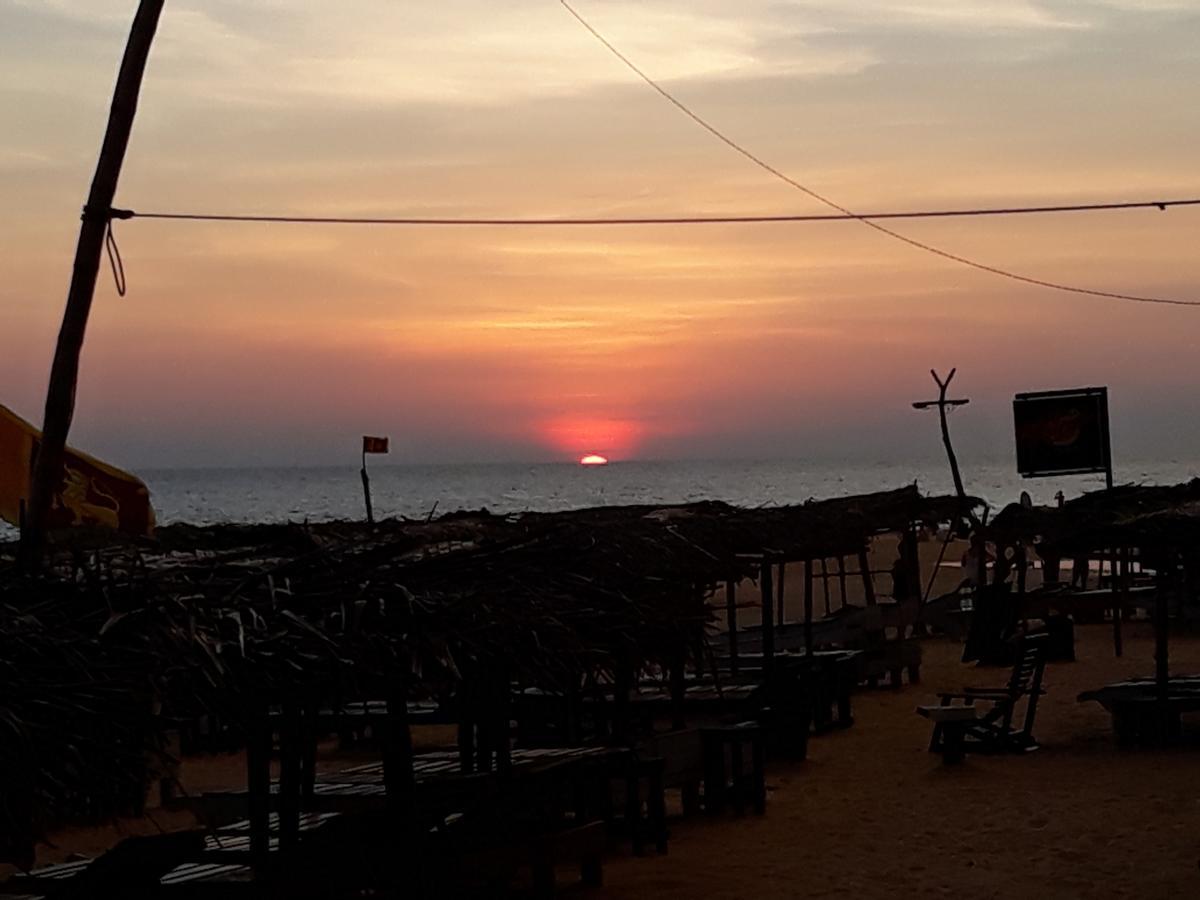 Copacabana Beach Hotel Hikkaduwa Esterno foto