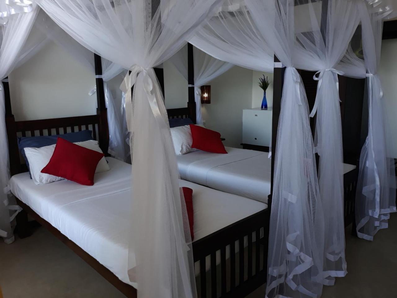 Copacabana Beach Hotel Hikkaduwa Esterno foto