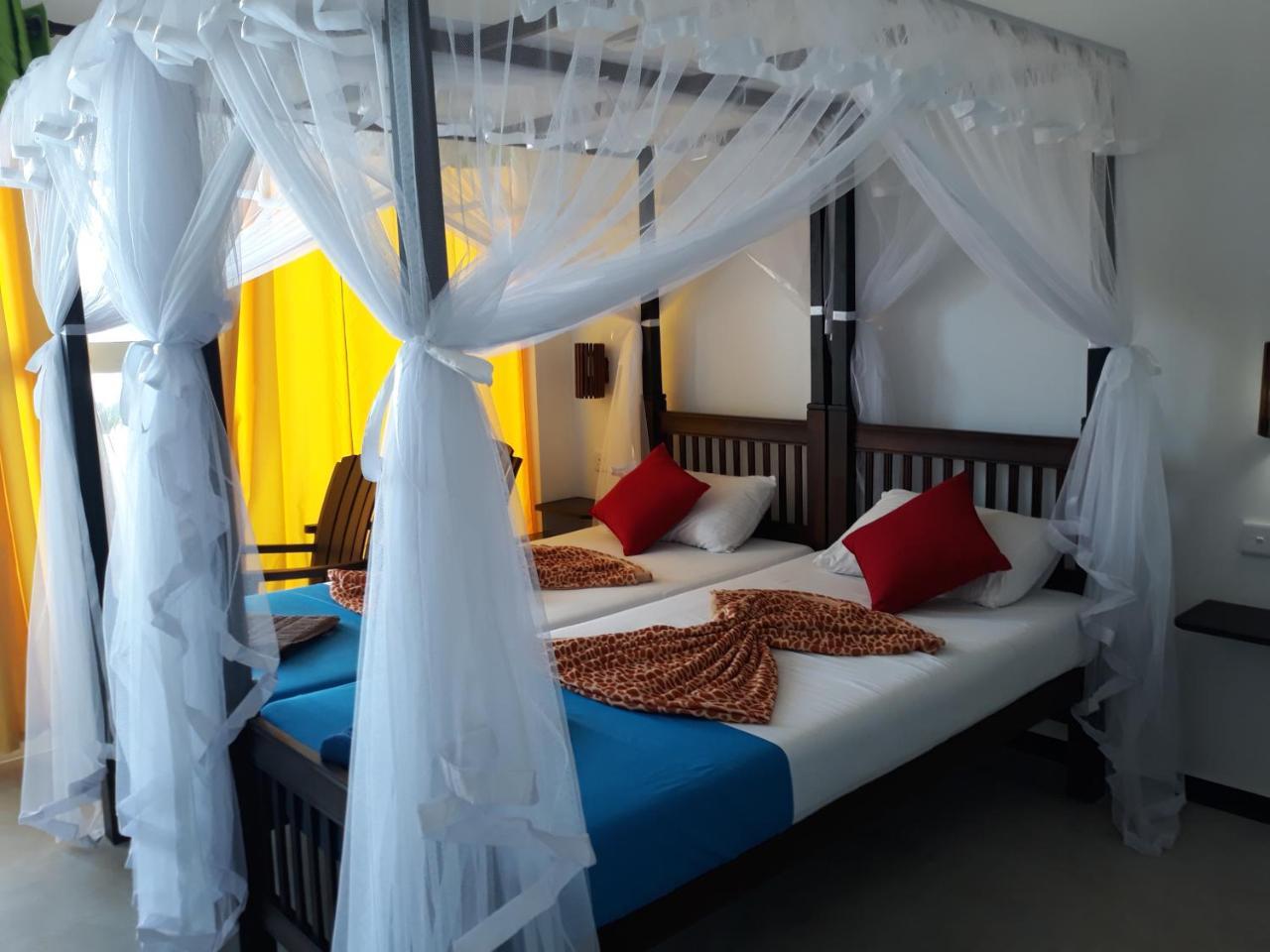 Copacabana Beach Hotel Hikkaduwa Esterno foto