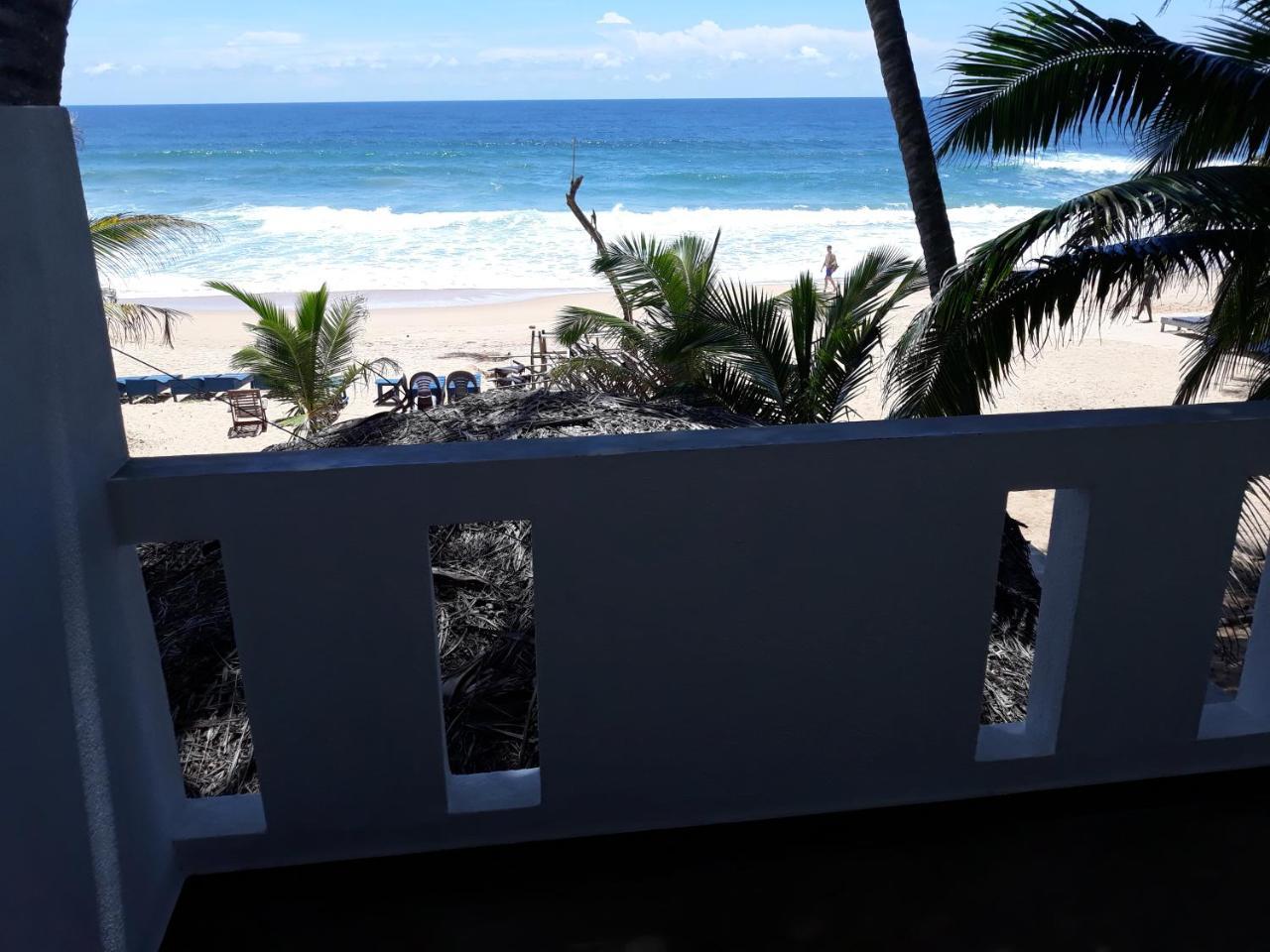 Copacabana Beach Hotel Hikkaduwa Esterno foto